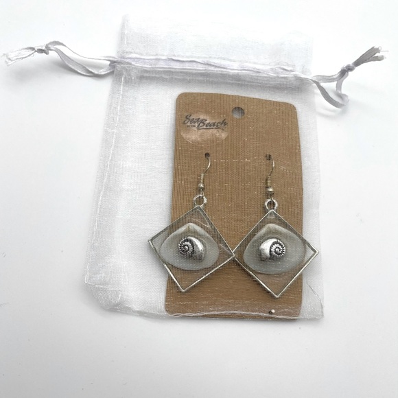 ⭐️ Beach Shell Earrings - Picture 3 of 3